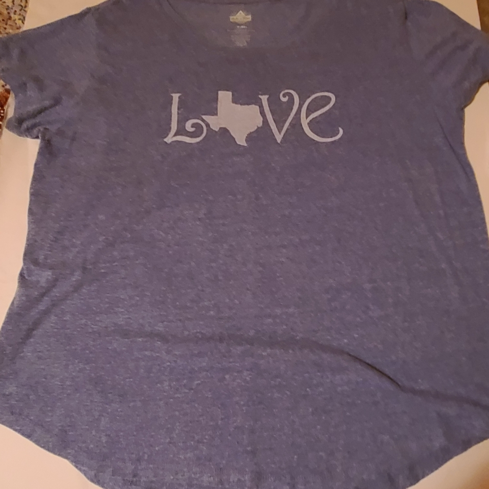 🦇2/$10 Woman's Plus Love Texas shirt